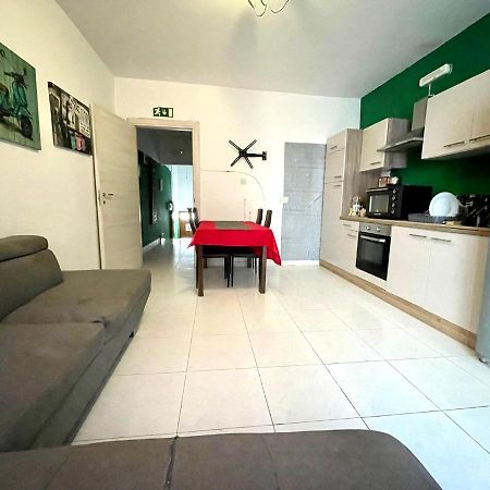 Room 6- Private Room With Private Terrace, Private Bathroom, Ac And Wifi Sliema Buitenkant foto