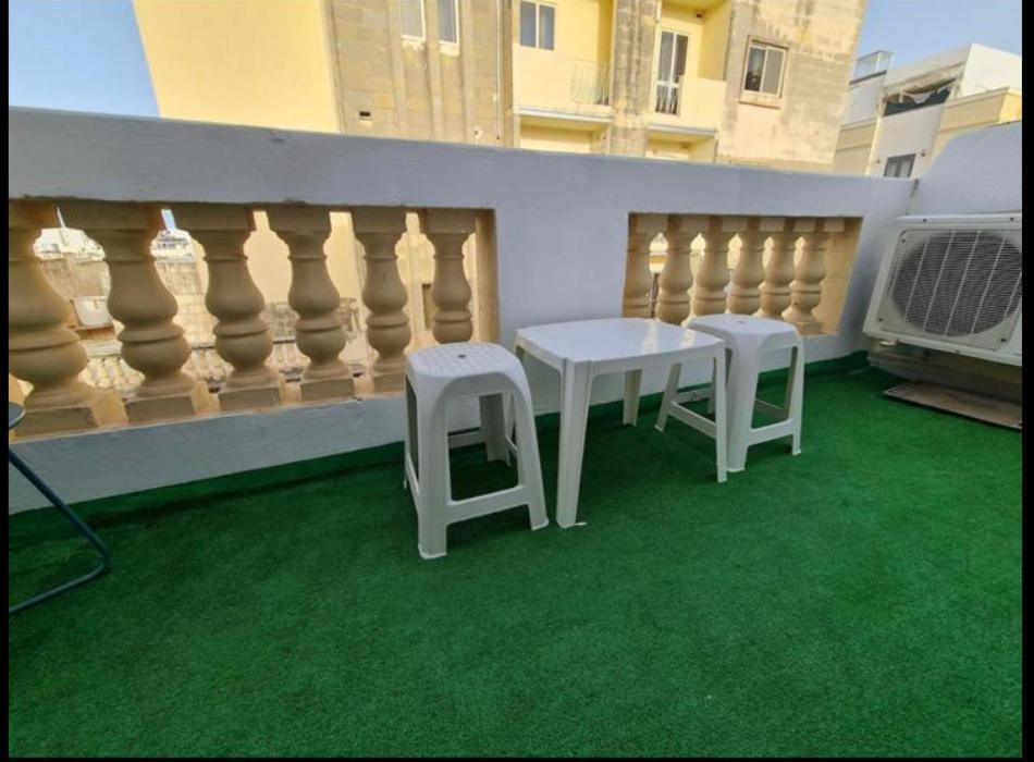 Room 6- Private Room With Private Terrace, Private Bathroom, Ac And Wifi Sliema Buitenkant foto