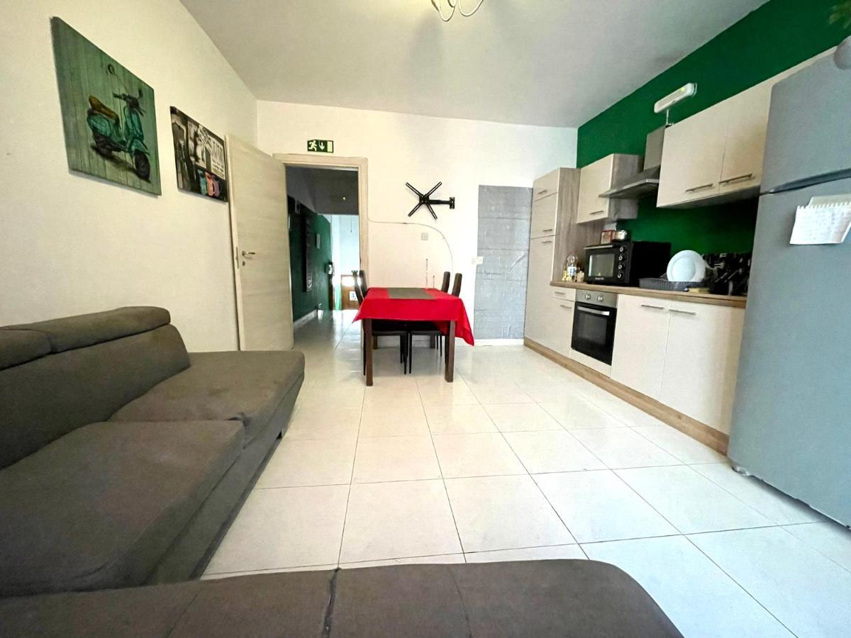 Room 6- Private Room With Private Terrace, Private Bathroom, Ac And Wifi Sliema Buitenkant foto